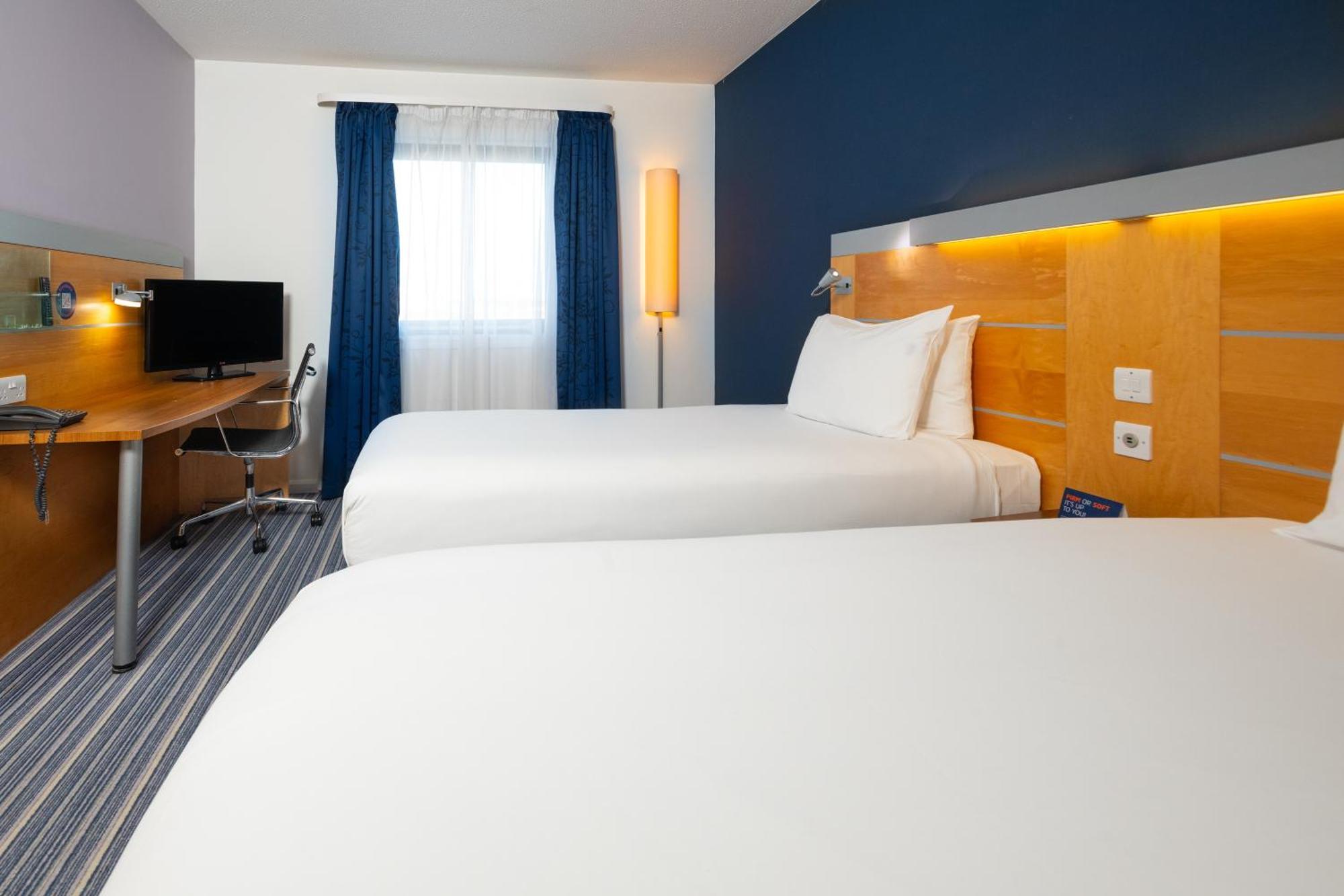 Holiday Inn Express Bedford By Ihg Bagian luar foto