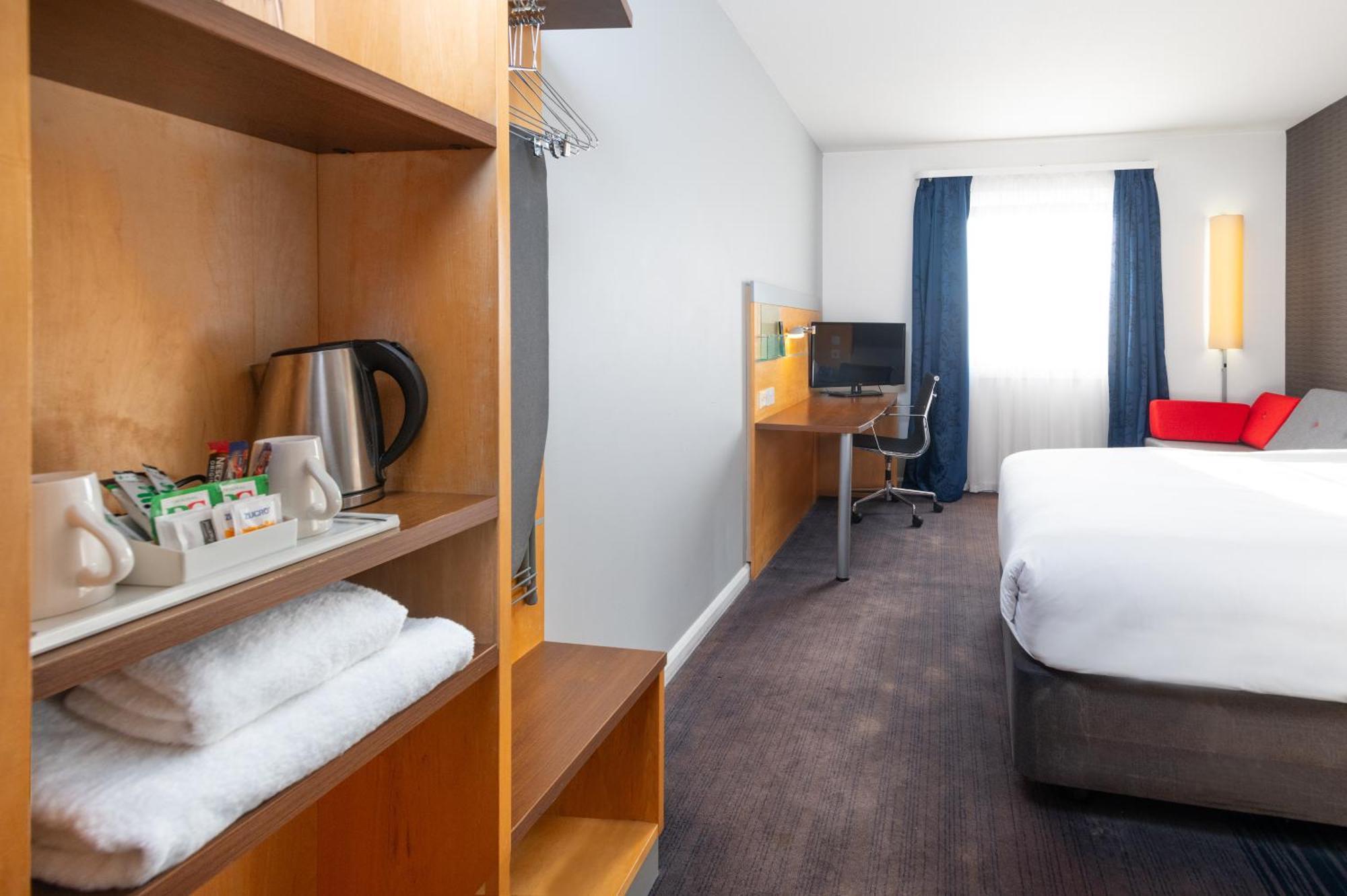 Holiday Inn Express Bedford By Ihg Bagian luar foto