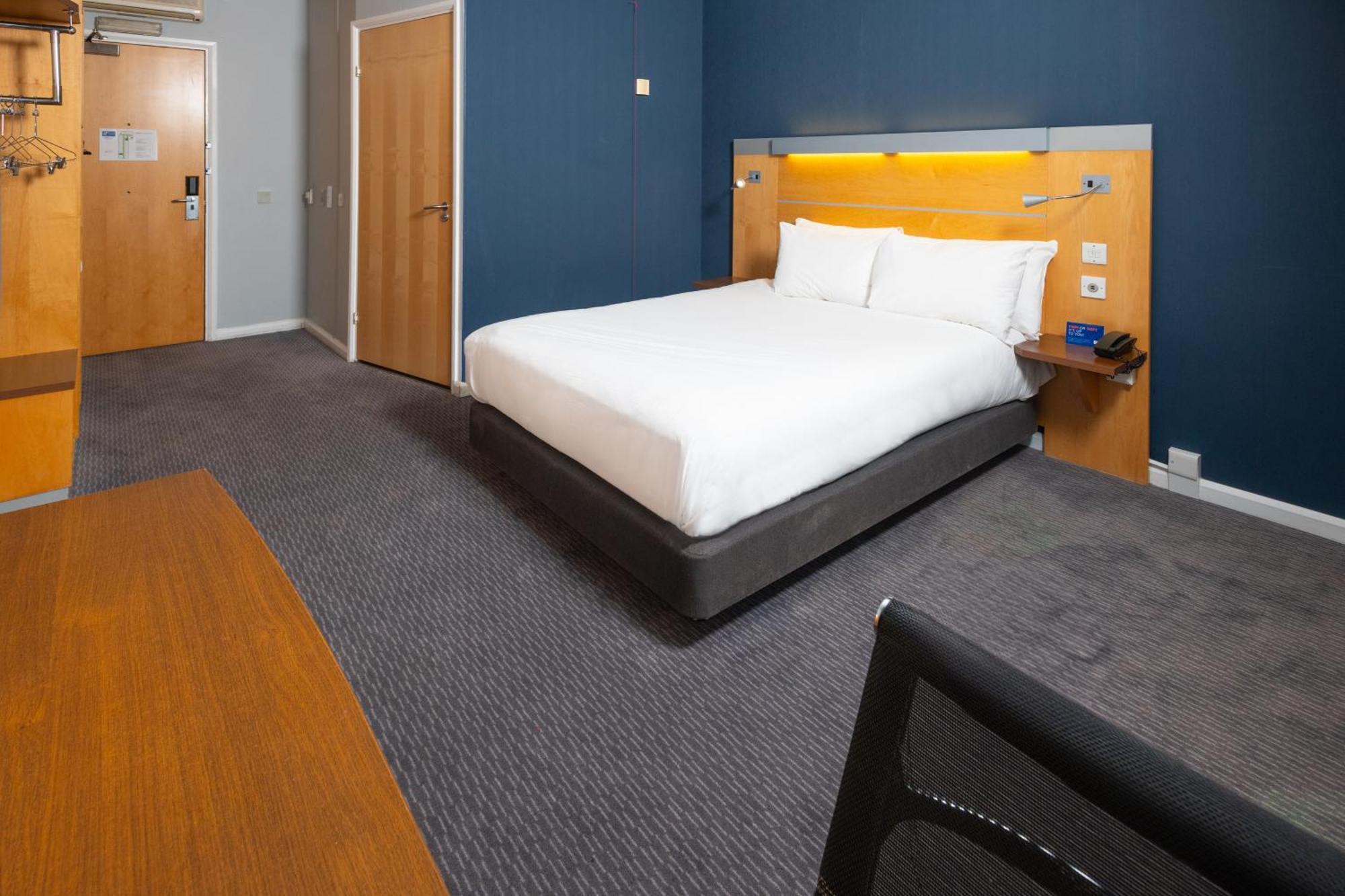 Holiday Inn Express Bedford By Ihg Bagian luar foto