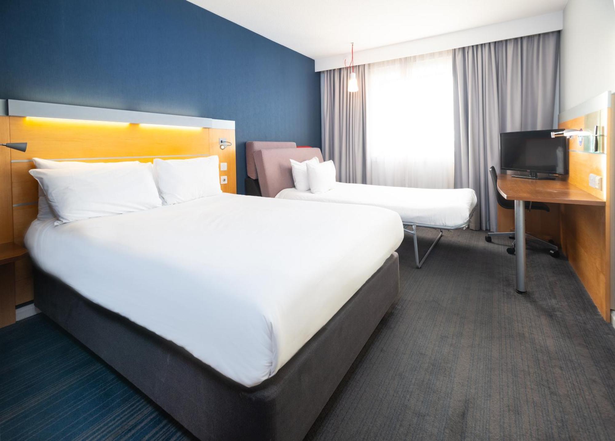 Holiday Inn Express Bedford By Ihg Bagian luar foto