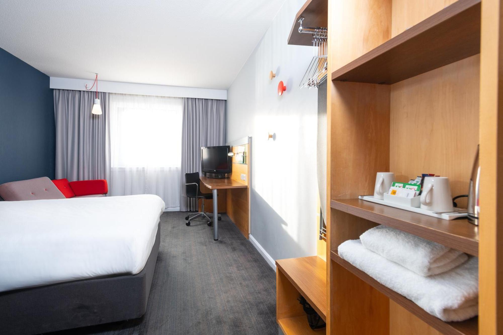 Holiday Inn Express Bedford By Ihg Bagian luar foto