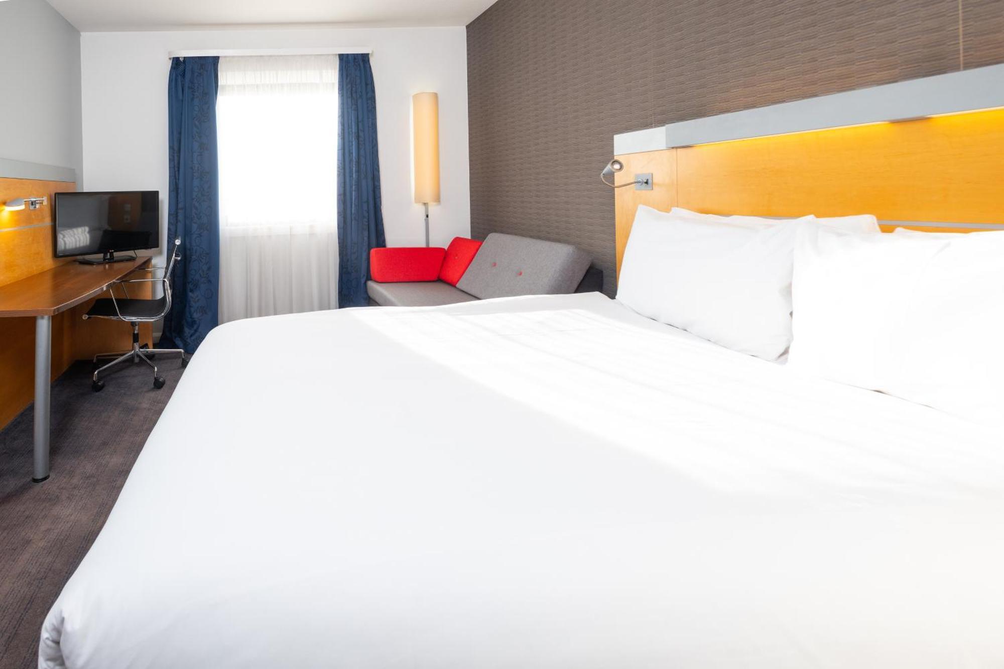 Holiday Inn Express Bedford By Ihg Bagian luar foto