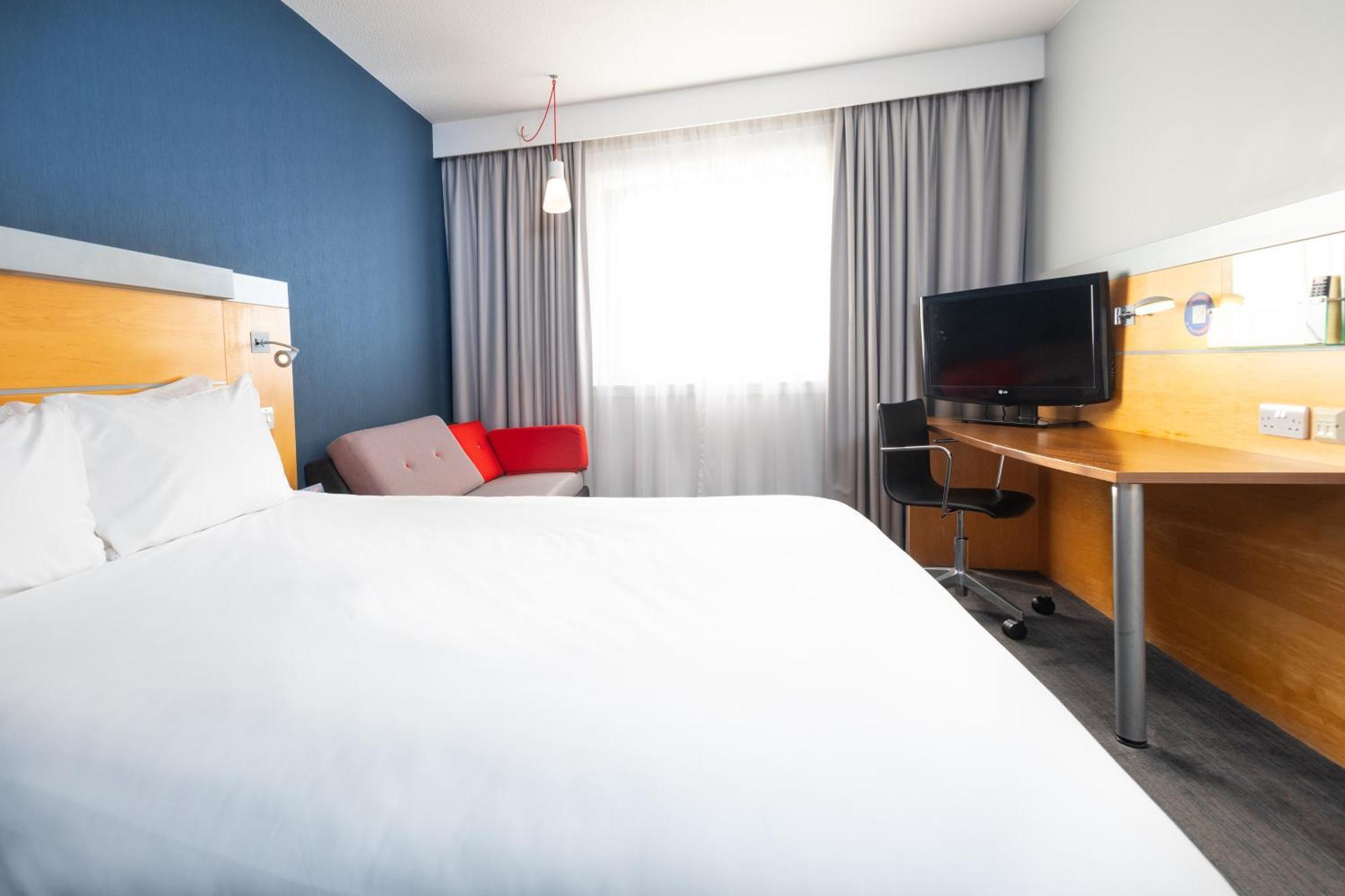 Holiday Inn Express Bedford By Ihg Bagian luar foto