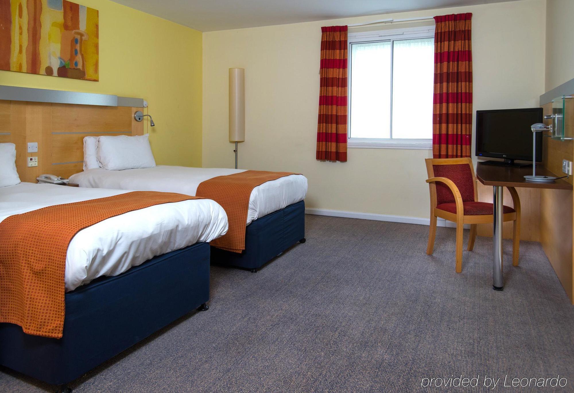 Holiday Inn Express Bedford By Ihg Bagian luar foto