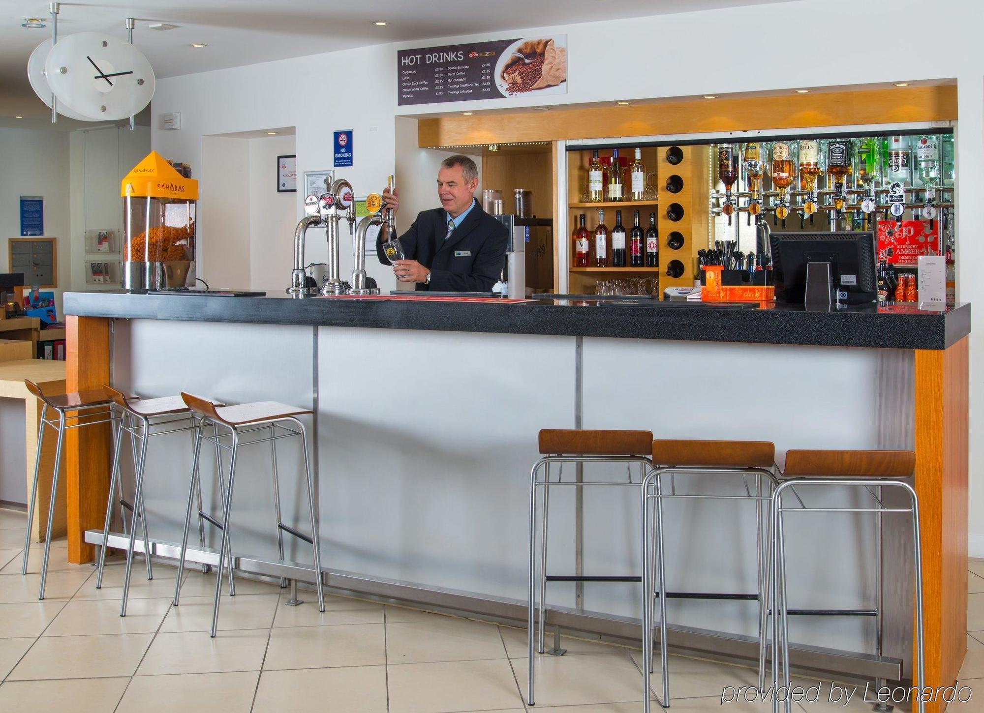Holiday Inn Express Bedford By Ihg Bagian luar foto