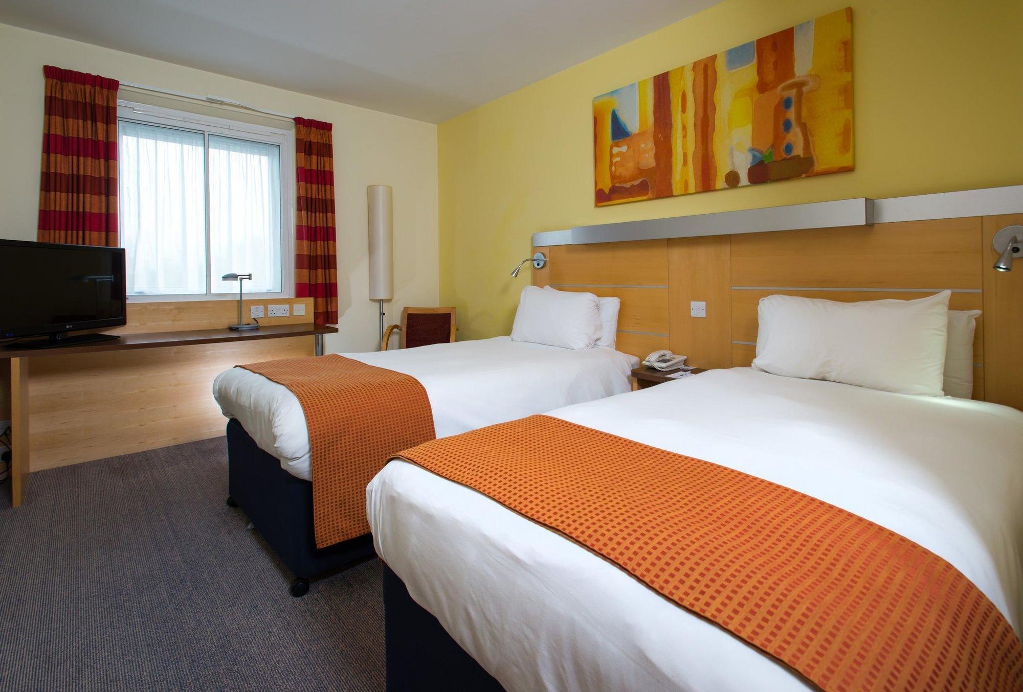 Holiday Inn Express Bedford By Ihg Bagian luar foto