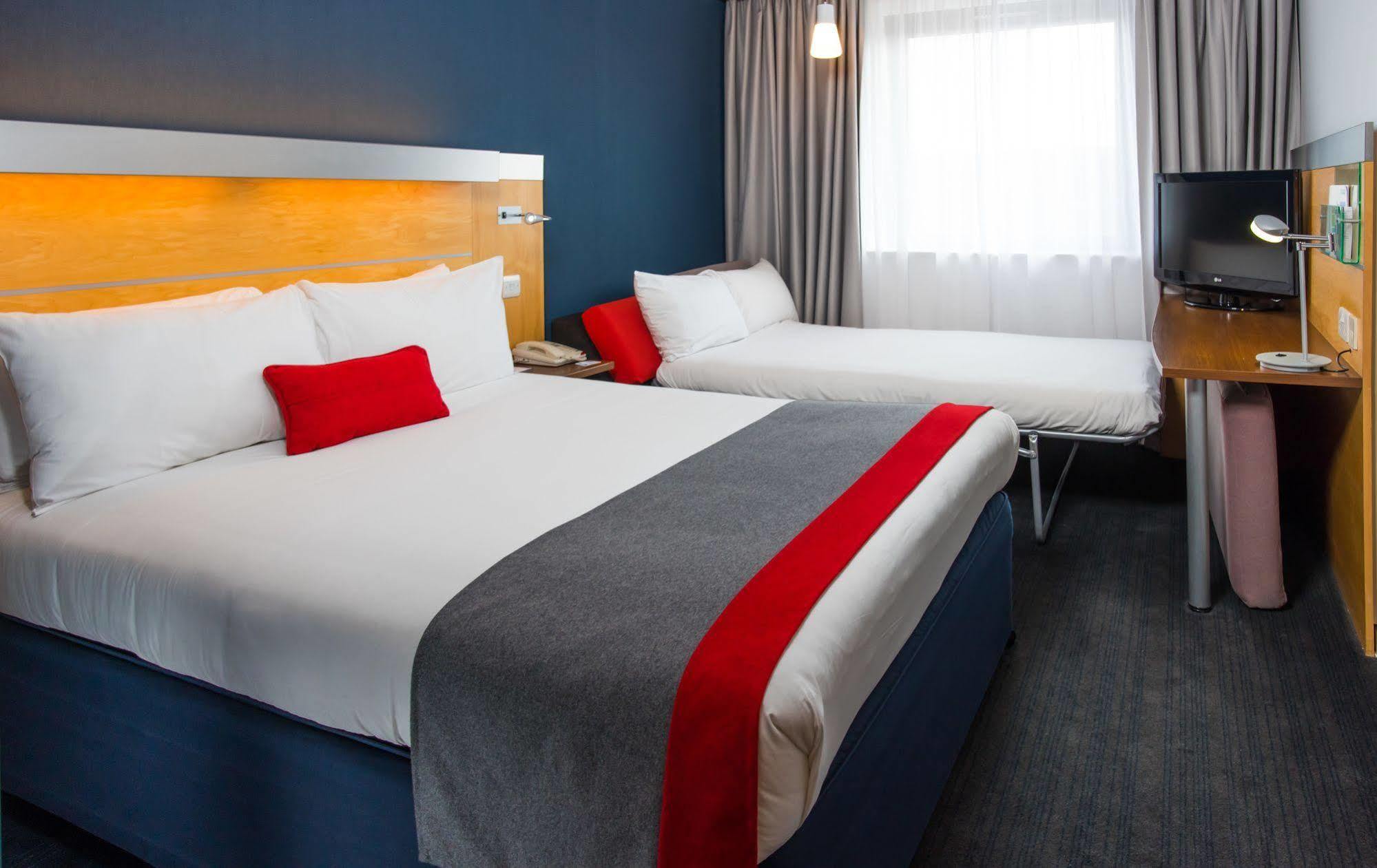 Holiday Inn Express Bedford By Ihg Bagian luar foto