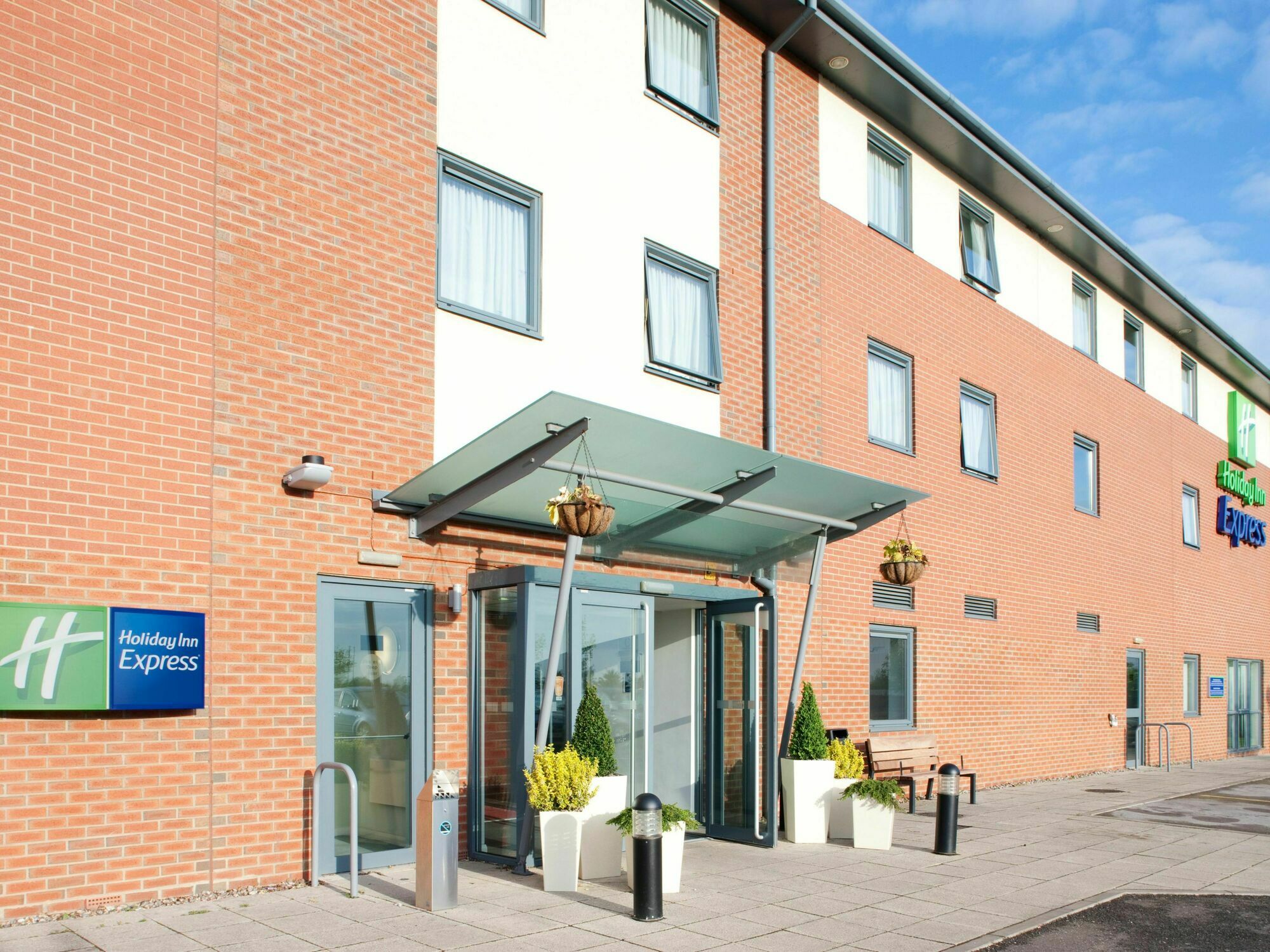 Holiday Inn Express Bedford By Ihg Bagian luar foto